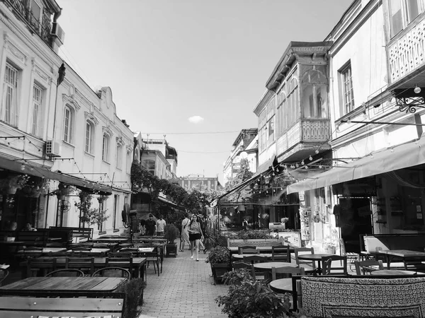 TBILISI, GEORGIA - 07 DE JULIO DE 2018: Ventanas y balcón en Tiflis, Georgia — Foto de Stock