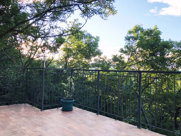 Draußen in der Sommerresidenz. Schöne Aussicht vom Balkon — Stockfoto