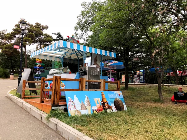 TBILISI, GEORGIA - LIPIEC 22, 2018: Atrakcje i rozrywka w parku Mtacminda na kolejce linowej. Lodziarnia — Zdjęcie stockowe