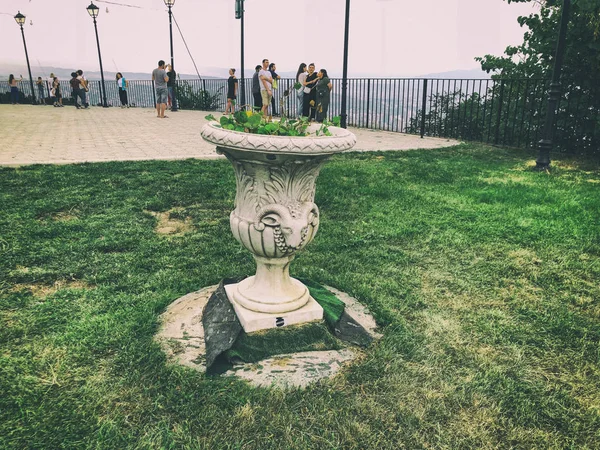 TBILISI, GEORGIA - 22 DE JULIO DE 2018: Parque Mtatsminda en funicular en Tiflis — Foto de Stock