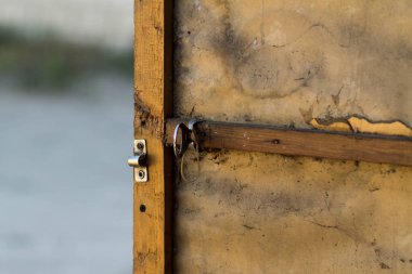 Eski garaj kapıları. İçeriden görünüm. Eski kapının yakın çekim