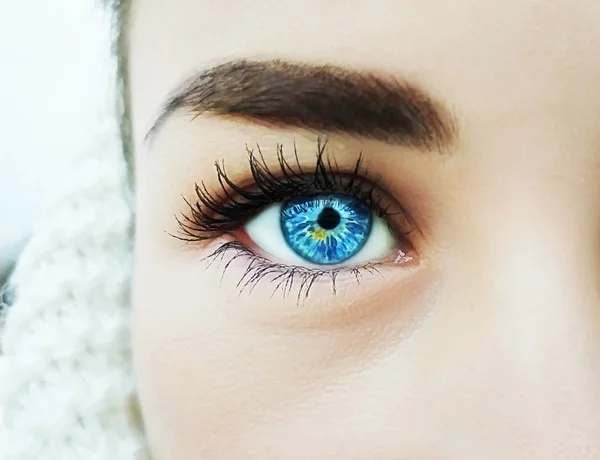 A beautiful insightful look woman's eye. Close up shot — Stock Photo, Image