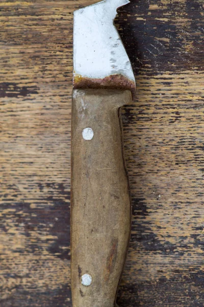 Tutup obsolete pisau rusak pada latar belakang kayu. — Stok Foto