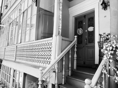 Yaz günü eski Tiflis mimarisi, pencereleri ve balkon dış dekoru
