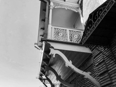 Yaz günü eski Tiflis mimarisi, pencereleri ve balkon dış dekoru