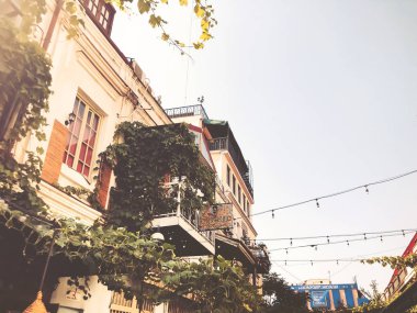 Tiflis, Gürcistan - 10 Temmuz 2018: Eski Tiflis mimarisi, pencere ve balkon dış dekor Tiflis, Gürcistan