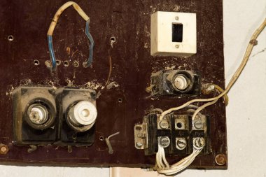 Eski elektrikli cihaz. Garajda eski anahtarları.