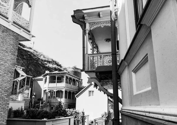 TBILISI, GEORGIA - 16 DE JULIO DE 2018: El casco antiguo de la ciudad en Tiflis, Georgia — Foto de Stock