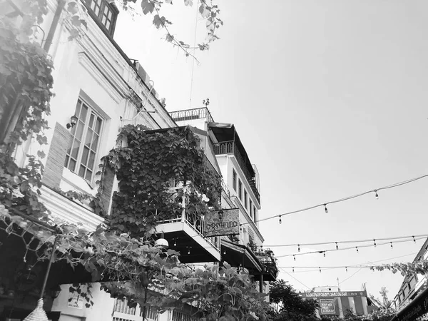 TBILISI, GEORGIA - JULHO 10, 2018: Arquitetura antiga de Tbilisi, janelas e varanda decoração exterior em Tbilisi, Geórgia — Fotografia de Stock