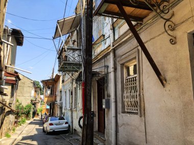 TBILISI, GEORGIA - 10 Temmuz 2018: Gürcistan 'ın eski Tiflis kentinin evleri ve dar sokakları
