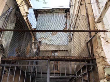 Eski Tbilisi mimarisi, demir kapıları, windows ve dış dekor yaz gün.