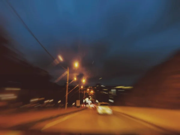 Efecto difuminado de movimiento abstracto. Las luces de las calles. Vista desde el coche — Foto de Stock