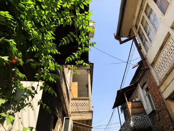 Casas y calles estrechas de la ciudad vieja de Tiflis, Georgia — Foto de Stock