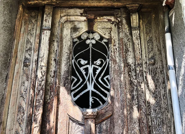 Antiga arquitetura Tbilisi, portas e decoração exterior no dia de verão. — Fotografia de Stock