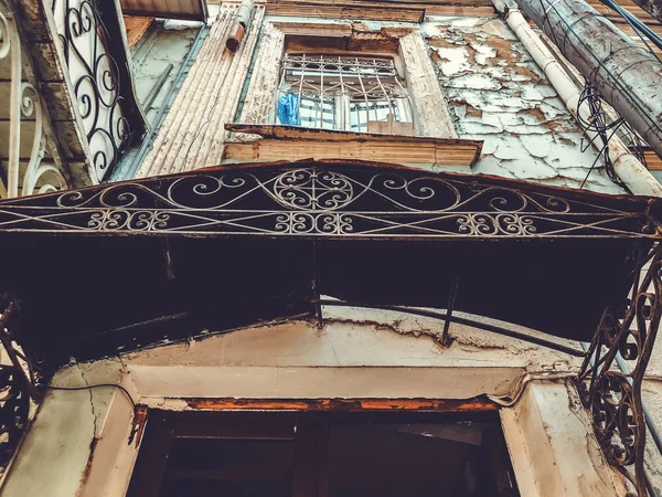 Alte Architektur von Tiflis, Fenster, Türen und Außendekoration an Sommertagen. — Stockfoto