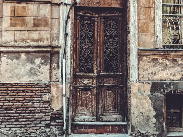 Vieux Tbilissi architecture, portes, fenêtre et décor extérieur dans la journée d'été . — Photo