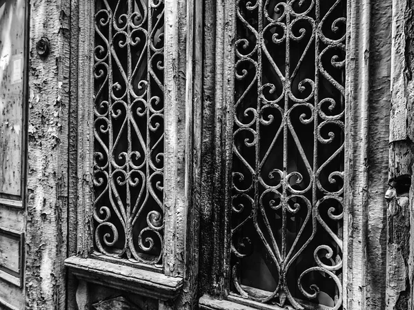 Old Tbilisi architecture, doors and exterior decor in summer day. — Stock Photo, Image