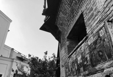 Tiflis, Gürcistan - 10 Temmuz 2018: Duvar dış dekor Tiflis, Gürcistan'ın boyalı seramik karo