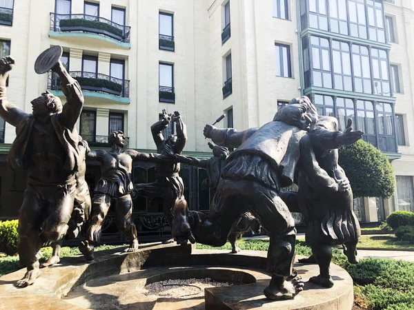 TBILISI, GEORGIA - 10 DE JULIO DE 2018: Escultura de bronce "Berikaoba" frente al edificio en Tiflis, Georgia —  Fotos de Stock