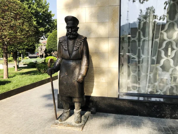 Tbilisi, Georgien - 10 juli 2018: Brons skulptur med väggen i byggnaden i Tbilisi, Georgien — Stockfoto