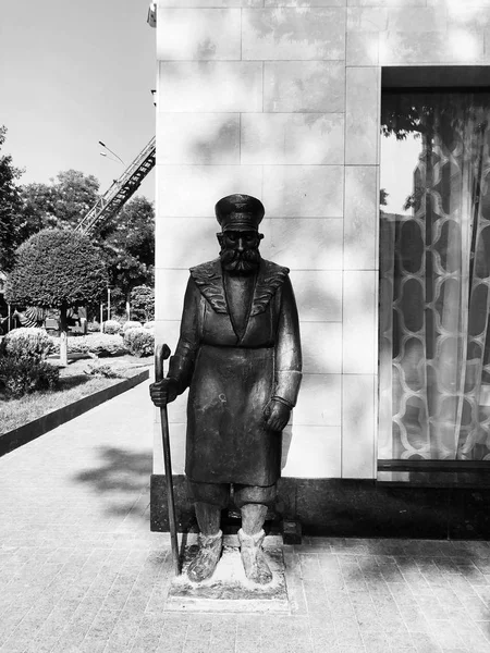 TBILISI, GEORGIA - 10 DE JULIO DE 2018: Escultura de bronce con la pared del edificio en Tiflis, Georgia —  Fotos de Stock