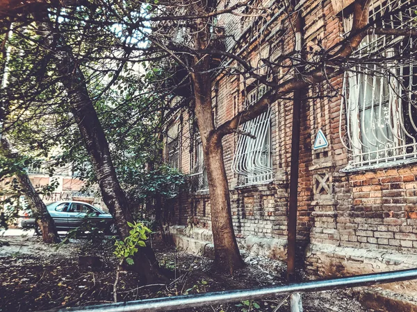 Antiga arquitetura Tbilisi, janela e decoração exterior no dia de verão. — Fotografia de Stock