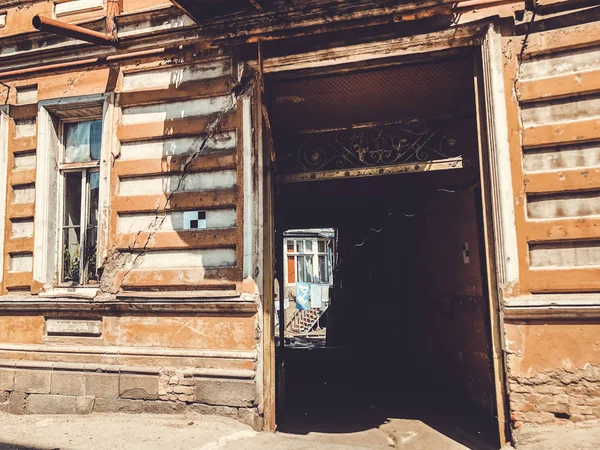 Alte Architektur Tiflis, Hof, Fenster und Außendekoration an Sommertagen. — Stockfoto