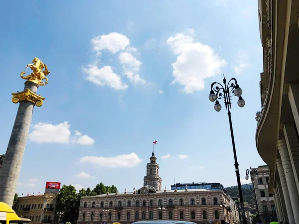Tiflis, Georgien - 10. Juli 2018: Blick auf den Platz der Freiheit, das Gebäude des alten Rathauses und das Freiheitsdenkmal (St.-Georgs-Statue) in Tiflis, goergia — Stockfoto