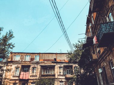 Yaz günlerinde eski Tiflis mimarisi, penceresi ve dış dekoru.