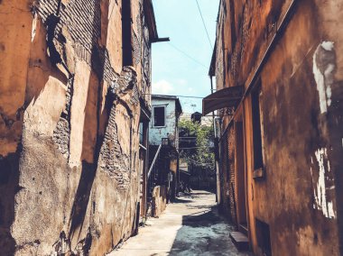 Yaz günlerinde eski Tiflis mimarisi, penceresi ve dış dekoru.