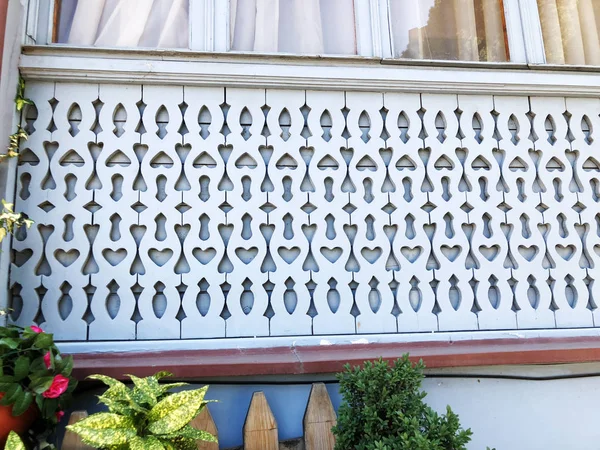 Eski Tbilisi mimarisi, pencere ve balkon dış dekor. Balkon'ın detay — Stok fotoğraf