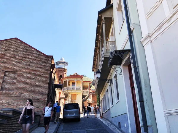 TBILISI, GEORGIA - JULHO 16 2018: O antigo distrito da cidade em Tbilisi, Geórgia — Fotografia de Stock