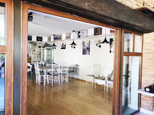 Старий Тбілісі архітектури, кафе ресторан вхідних дверей в літній день — стокове фото