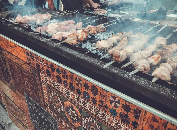 Jaarlijkse vakantie "Tbilisoba". Georgische keuken, in stukjes gehakt varkensvlees gekleed met ui en peper voor frituren shish kebab — Stockfoto
