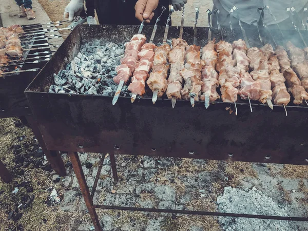 Vacaciones anuales "Tbilisoba". Cocina georgiana, cerdo picado en trozos vestidos con cebolla y pimienta para freír el shish kebab — Foto de Stock