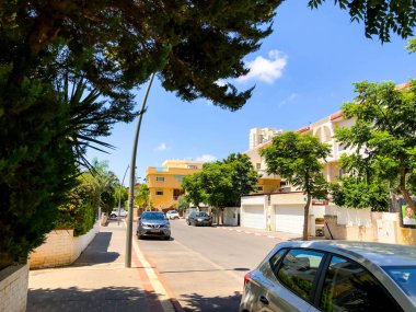 Rishon Le Zion, İsrail-18 Haziran 2018: arabalar yolun güneşli bir günde Rishon Le Zion, İsrail.