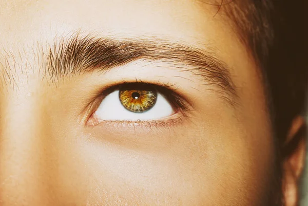 A beautiful insightful look man's eye. Close up shot. — Stock Photo, Image