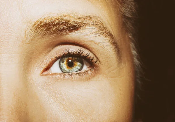 A beautiful insightful look woman's eye. Close up shot. — Stock Photo, Image