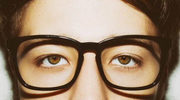 Beautiful young man wearing glasses. Close-up shot — Stock Photo, Image