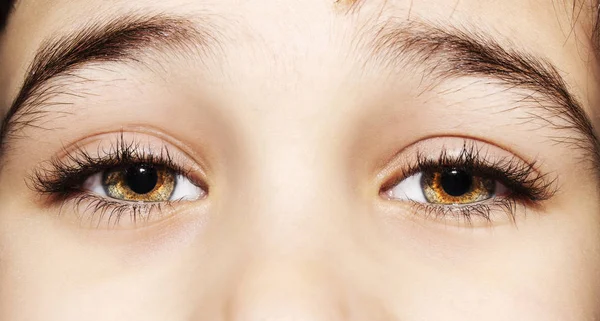 Een mooie inzichtelijke look boy's oog. Close-up shot. — Stockfoto