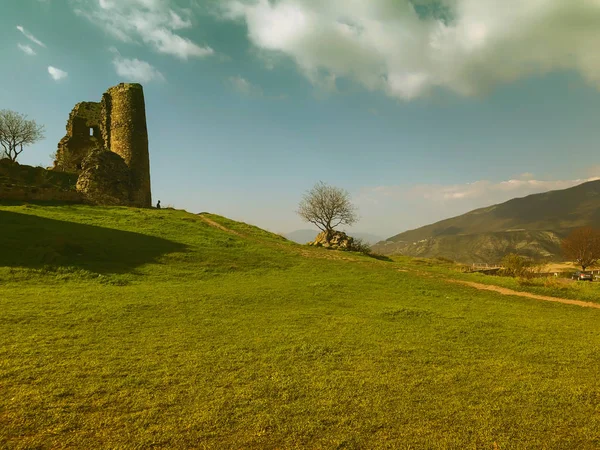 Ruinas de una antigua fortaleza contra el cielo, vista panorámica. Primavera, campos verdes —  Fotos de Stock