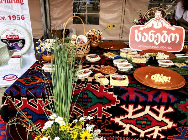 TBILISI, GEORGIA - 22 Temmuz 2018: Mtatsminda Park 'ta Tiflis' te funiküler üzerine Gürcü peynir ve peynir festivali
