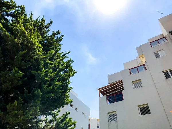 Рішон ле-Ціон, Ізраїль-18 червня 2018: висока житлового будинку в Рішон ле-Ціон, Ізраїль. — стокове фото