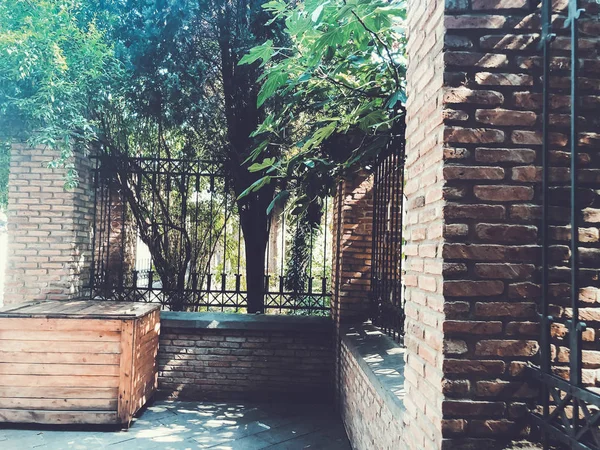 Brick wall in one of the city parks. In summer time — Stock Photo, Image