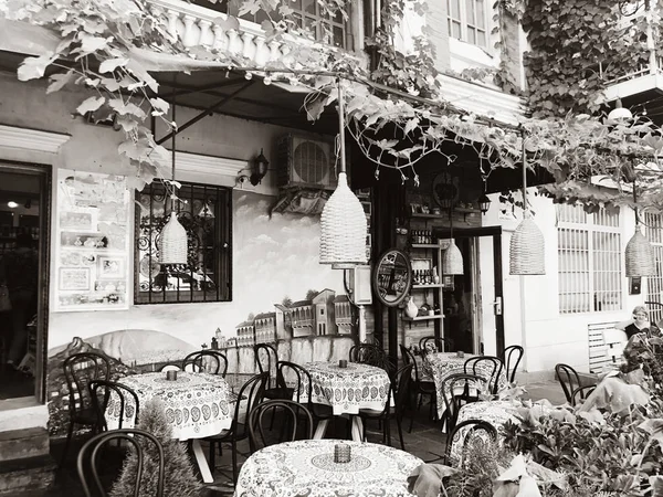 TBILISI, GEORGIA - 10 DE JULIO DE 2018: Restaurante exterior en Tiflis, Georgia . —  Fotos de Stock