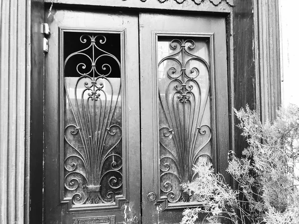 Architektur des alten Tiflis, Die Eingangstür und die Außendekoration an Sommertagen — Stockfoto