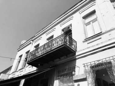 Yaz günü eski Tiflis mimarisi, pencereleri ve balkon dış dekoru