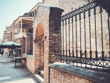 Eski Tbilisi mimarisi, pencere ve balkon dış dekor sonbahar günü içinde