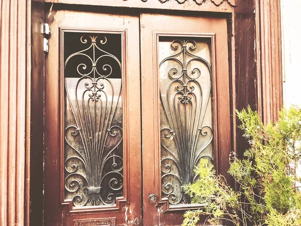 Antigua arquitectura Tbilisi, La puerta de entrada y la decoración exterior en el día de verano — Foto de Stock