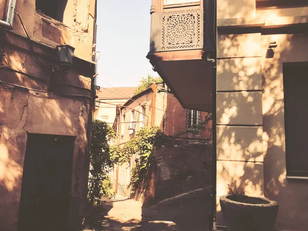 Antiguo Tbilisi arquitectura, ventanas y balcón decoración exterior en el día de verano — Foto de Stock